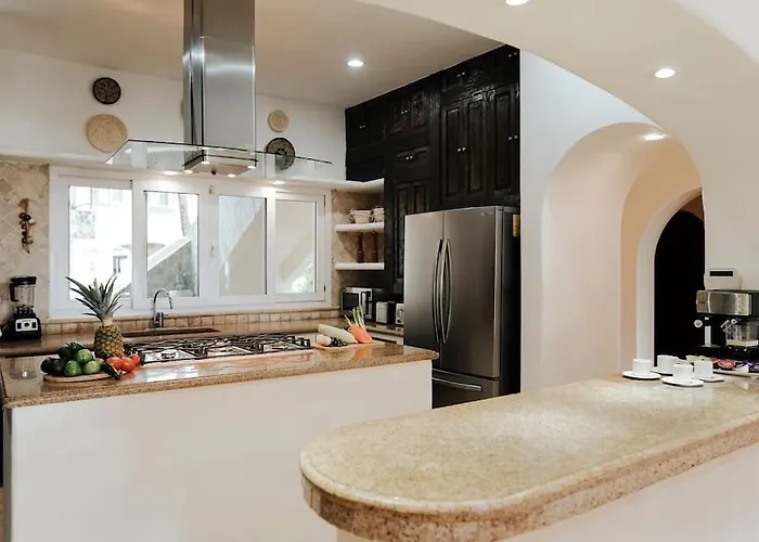 6 Bedroom Luxury Mansion *